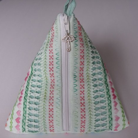 pyramidal cloth bag with zipper